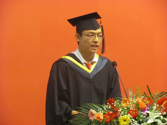毕业生代表赵暐同学代表全体毕业生发言